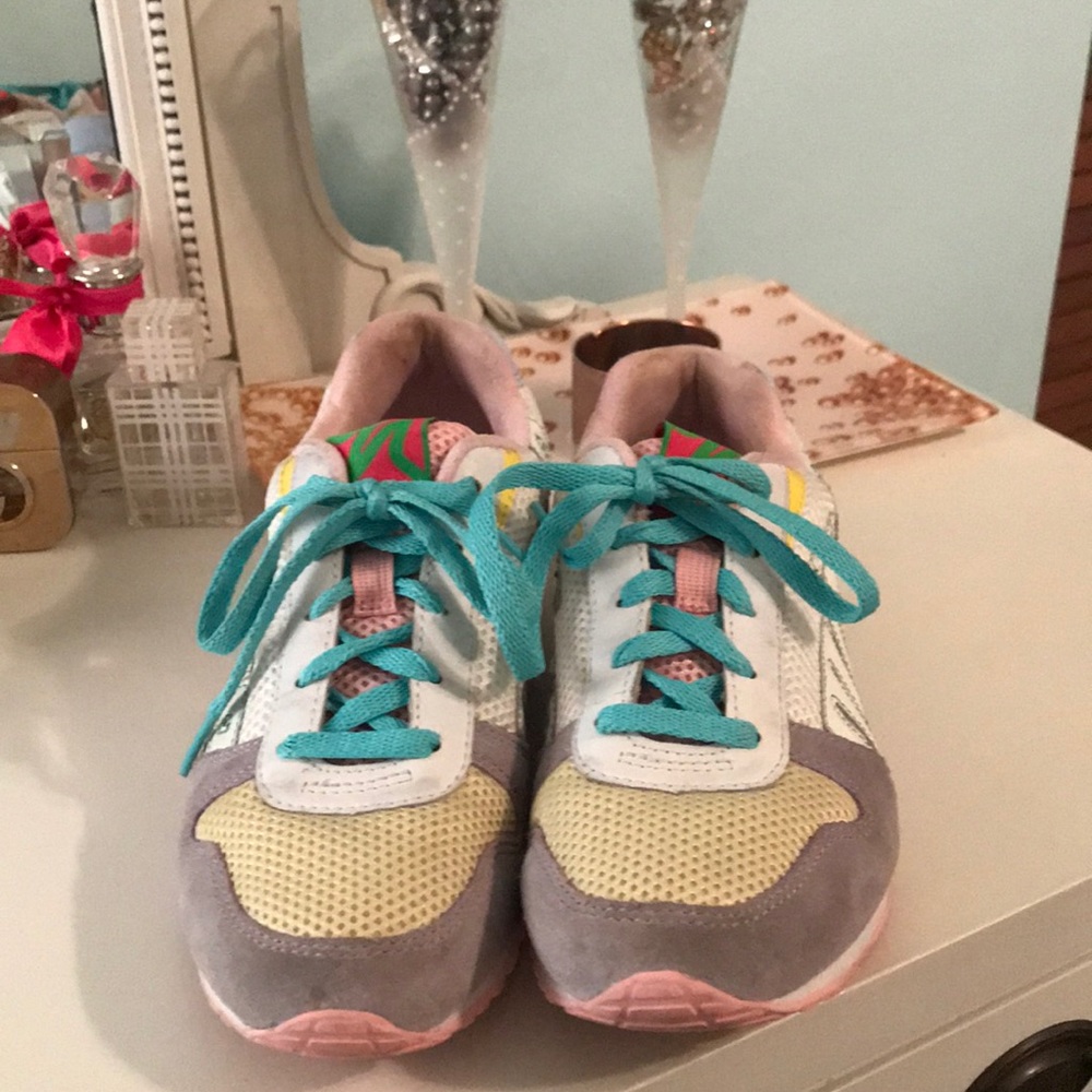 Tennis shoes!! 👟
